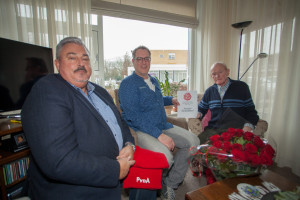 Oud-wethouder Gerrit-Jan Koele ontvangt PvdA-verkiezingsprogramma